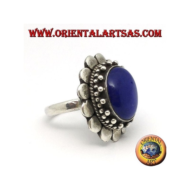 Bague en argent avec lapis-lazuli ovale entouré de plaques rondes