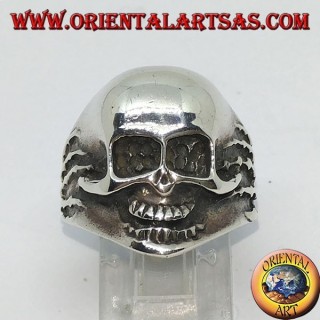 Anillo en plata con calavera en las manos.