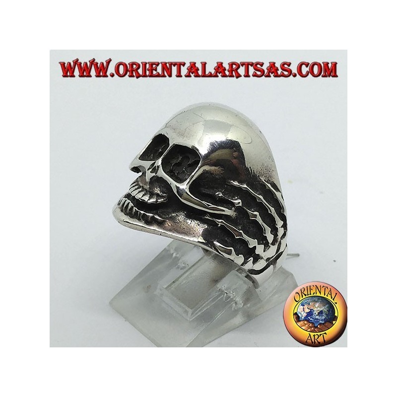 Bague crâne en argent dans les mains