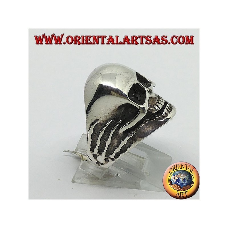 Ring aus silbernem Totenkopf in den Händen