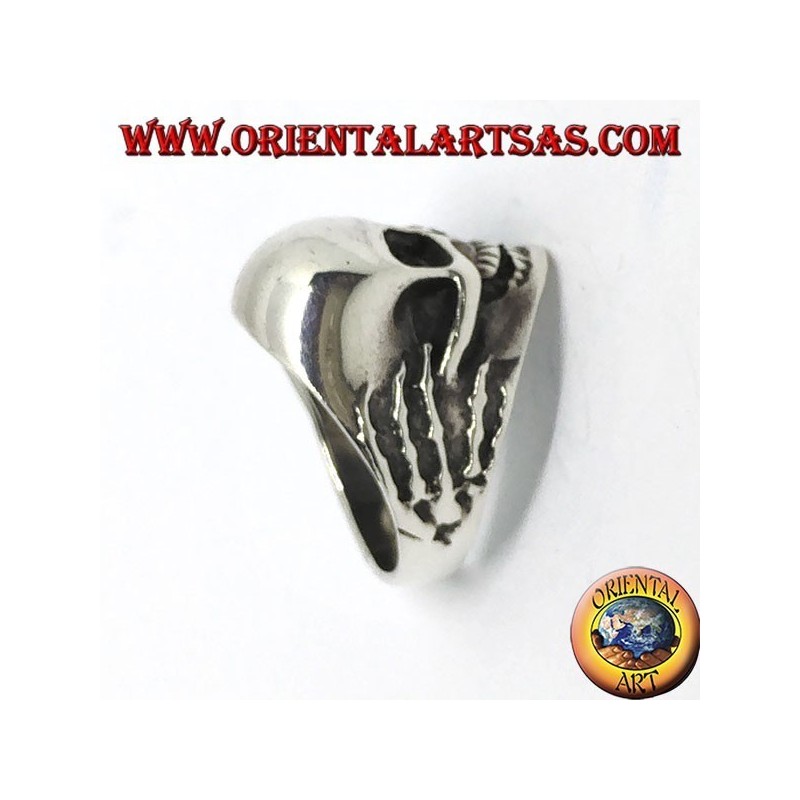 Anello in argento teschio tra le mani