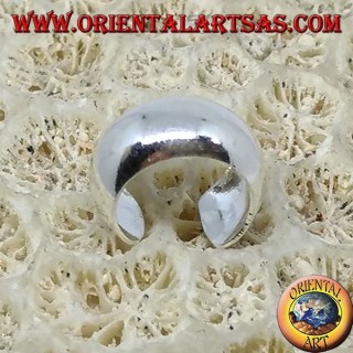 Pendiente Ear Cuff en plata con banda lisa y redondeada.
