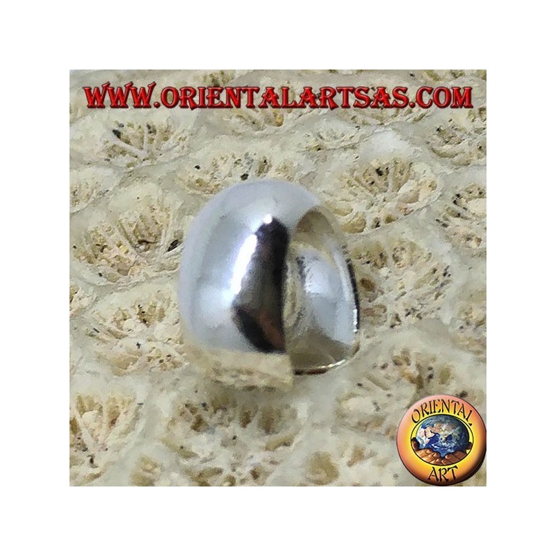 Pendiente Ear Cuff en plata con banda lisa y redondeada.