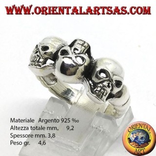 Anillo de plata con tres calaveras que se alternan.