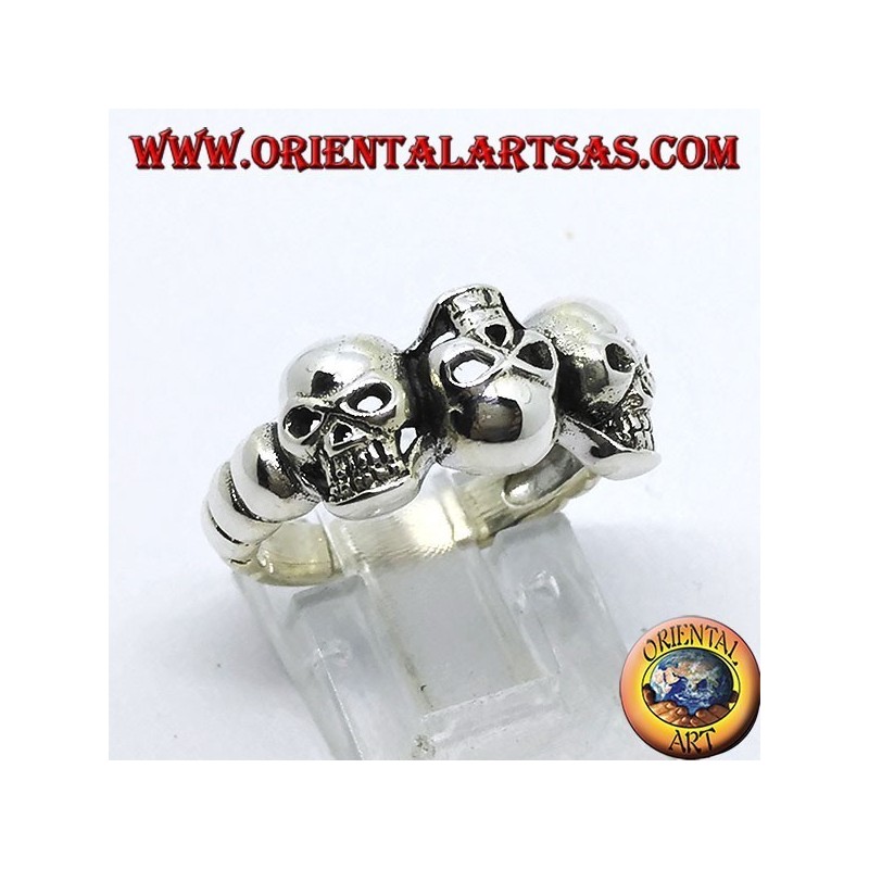 Anillo de plata con tres calaveras que se alternan.