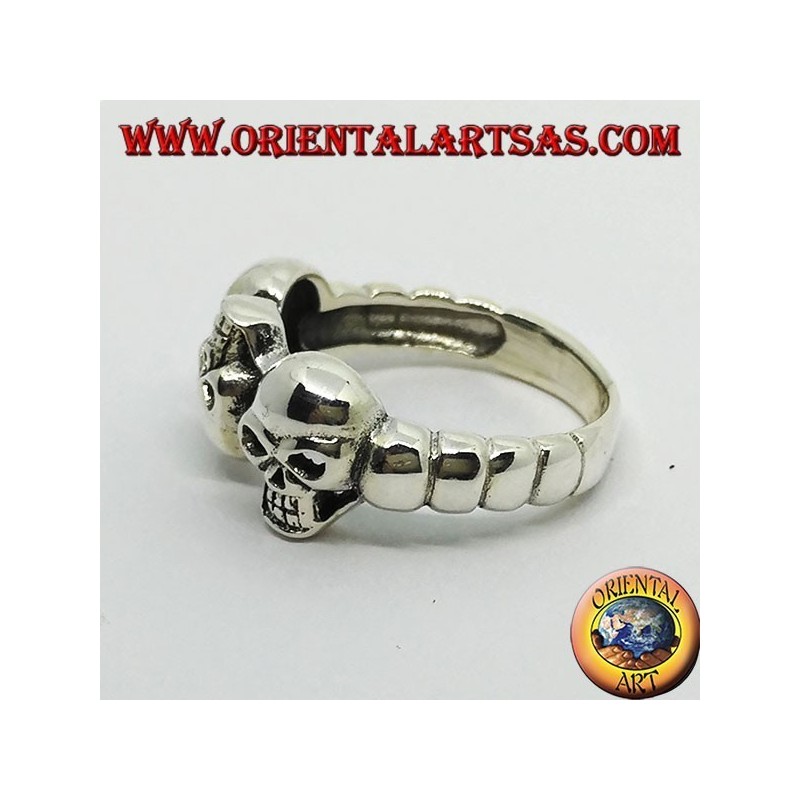 Anillo de plata con tres calaveras que se alternan.