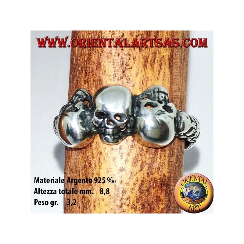 Anello in argento con tre teschi alternati e tre teschi su ogni lato