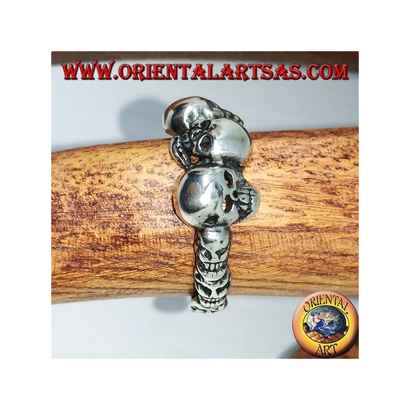 Bague en argent avec trois crânes en alternance et trois crânes de chaque côté