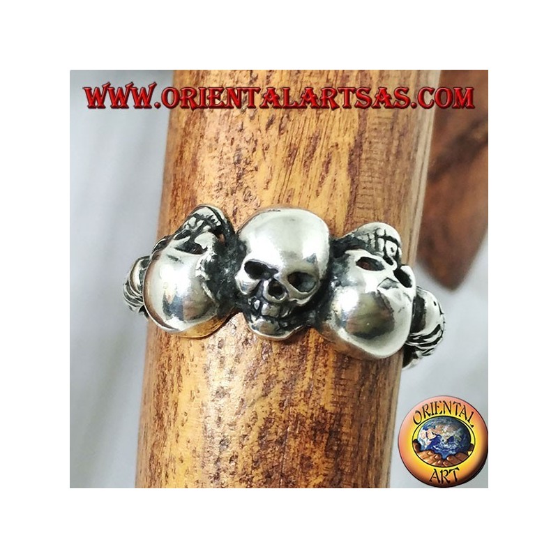 Anello in argento con tre teschi alternati e tre teschi su ogni lato