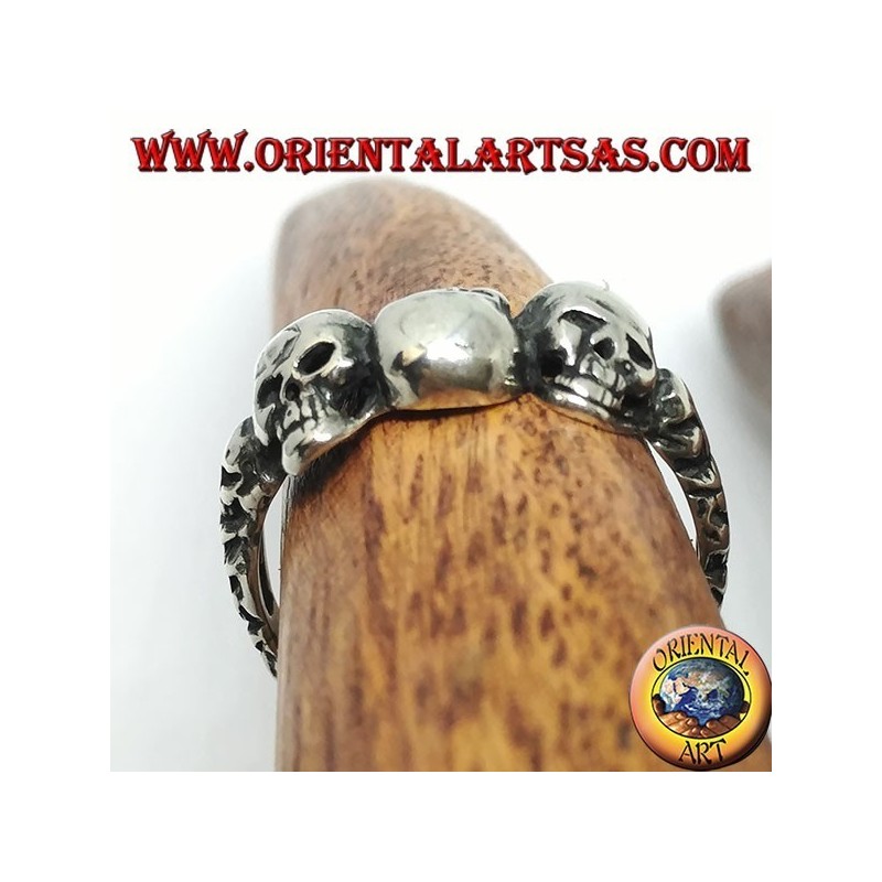Anello in argento con tre teschi alternati e tre teschi su ogni lato