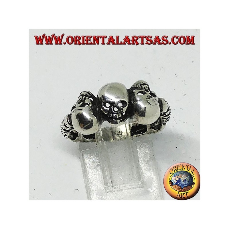 Anillo de plata con tres cráneos alternos y tres cráneos en cada lado.