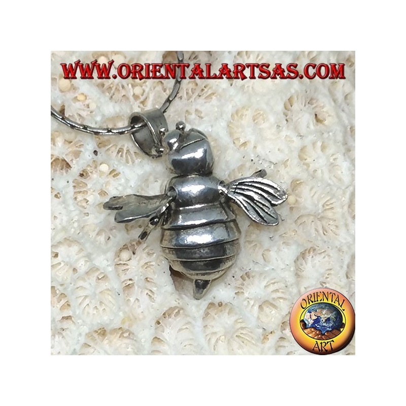 Le pendentif dans la reine des abeilles d'argent bouge la tête et les ailes