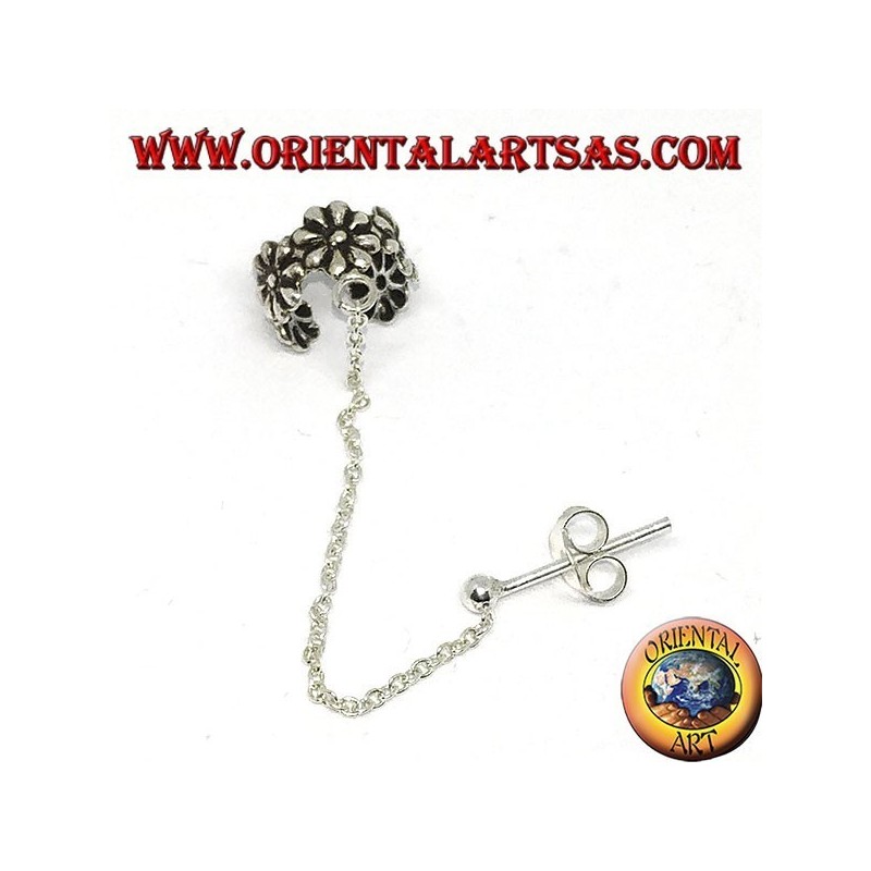 Pendiente Ear Cuff con cadena de plata, florecitas.