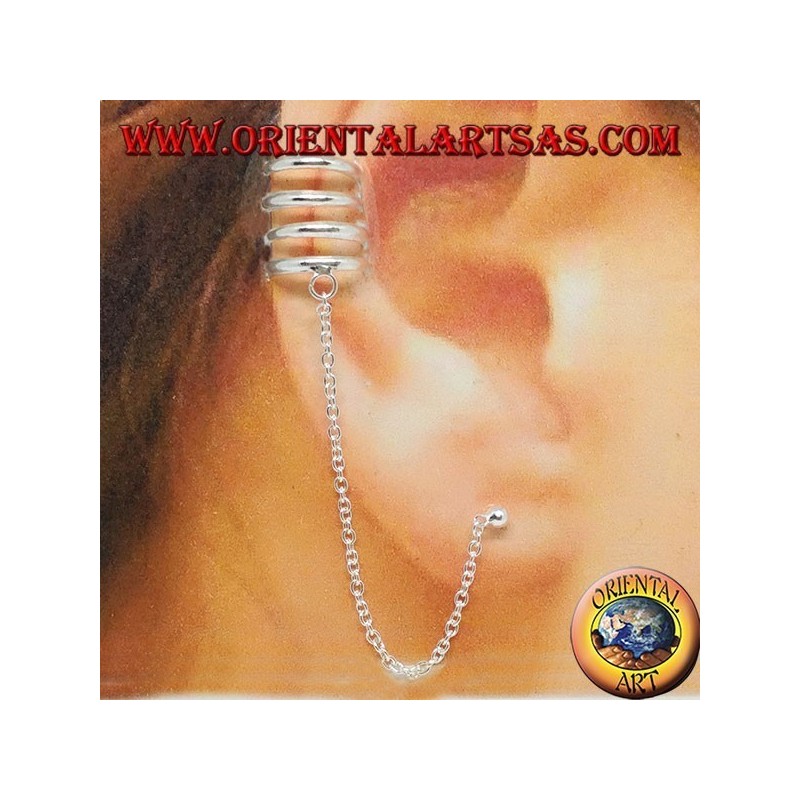 Pendiente Ear Cuff con cadena de plata, con cuatro círculos.