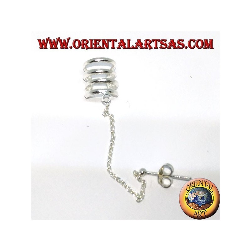 Pendiente Ear Cuff con cadena de plata, con cuatro círculos.
