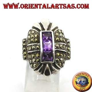 Anillo de plata con marcasita y tres amatistas cuadradas en una fila en el centro.