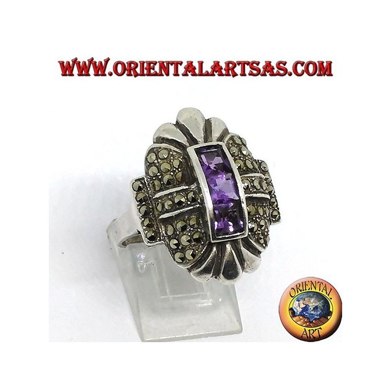 Bague en argent avec marcassite et trois améthystes carrées alignées au centre