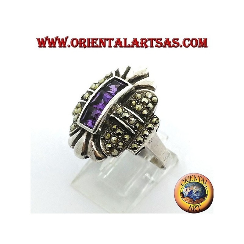 Bague en argent avec marcassite et trois améthystes carrées alignées au centre
