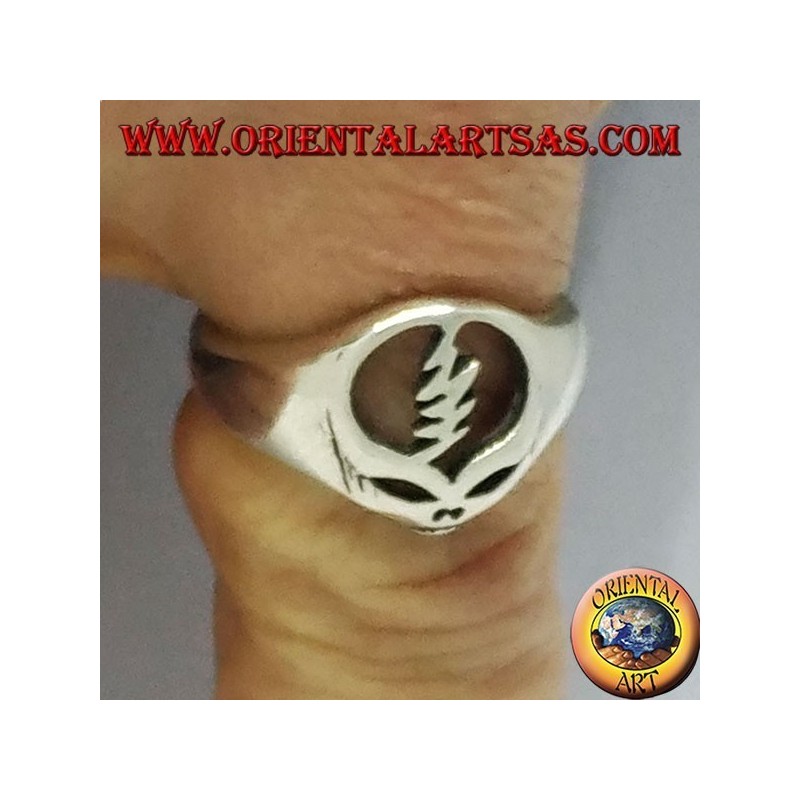 Anillo de plata, calavera alienígena.