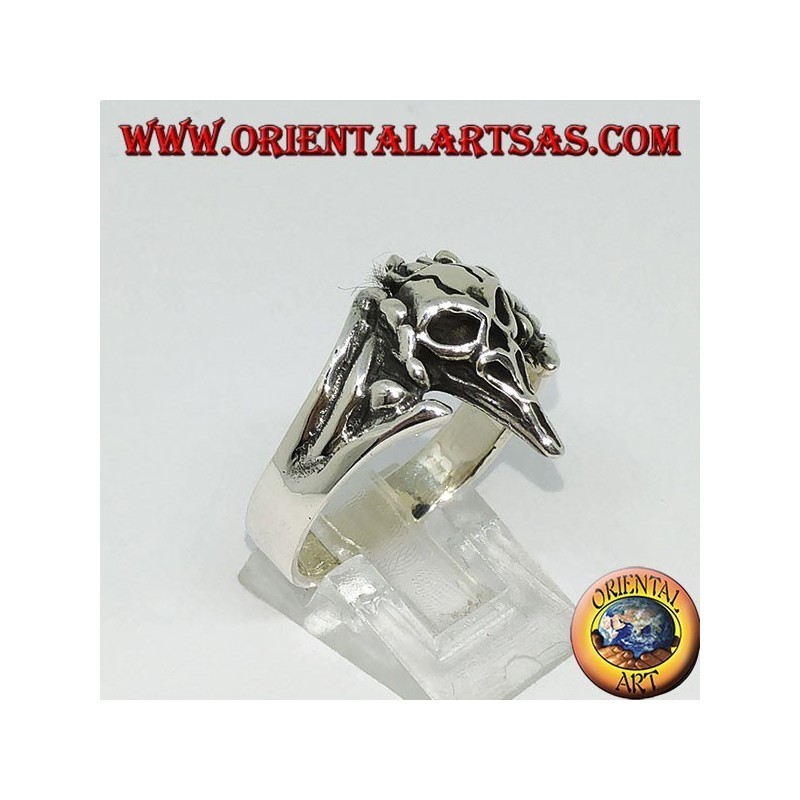 Anillo de plata con calavera de cuervo.