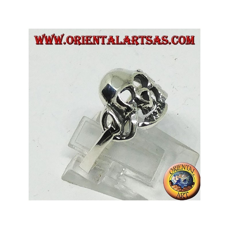 Anillo de plata de una calavera viscosa.