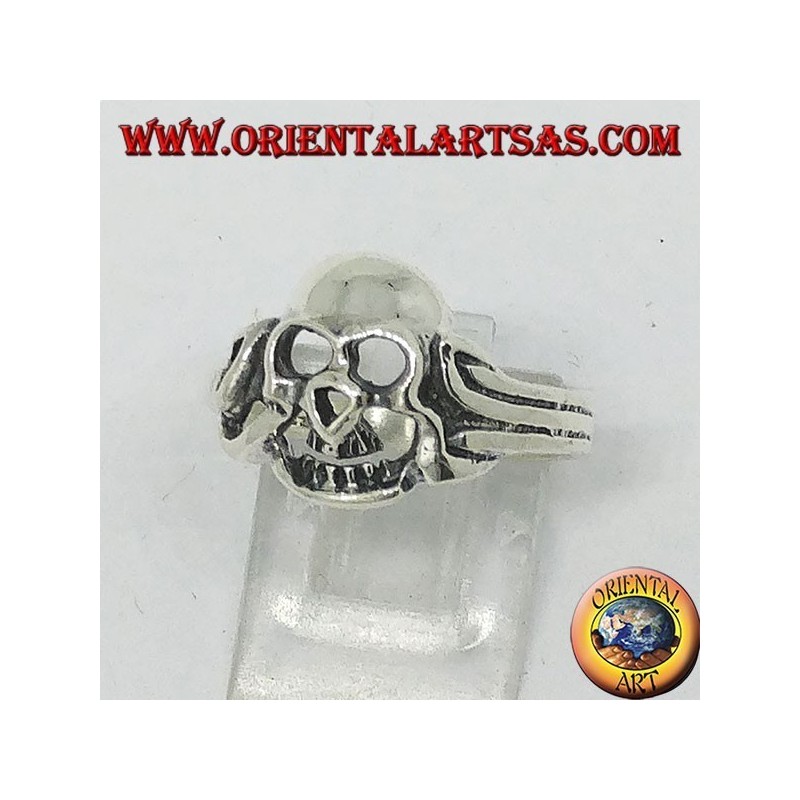 Anello in argento di un teschio viscido