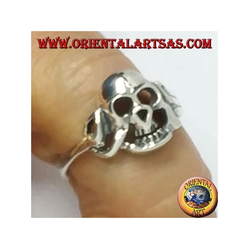Anillo de plata de una calavera viscosa.