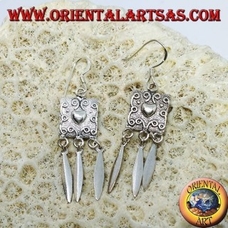 Pendientes de plata, escudo de corazón y colgantes.