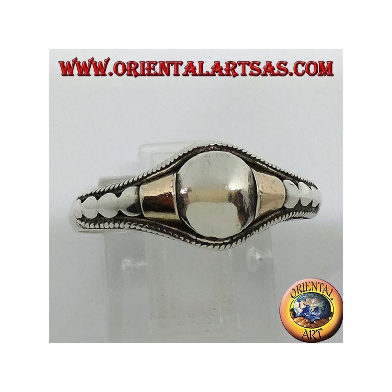 Anillo de plata hecho a mano con 14 inserciones en lámina de oro karati.