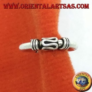 Ohrmanschette in Silber, Ohrring mit einem Kreis, der in der Mitte mit einer Spirale gearbeitet wurde