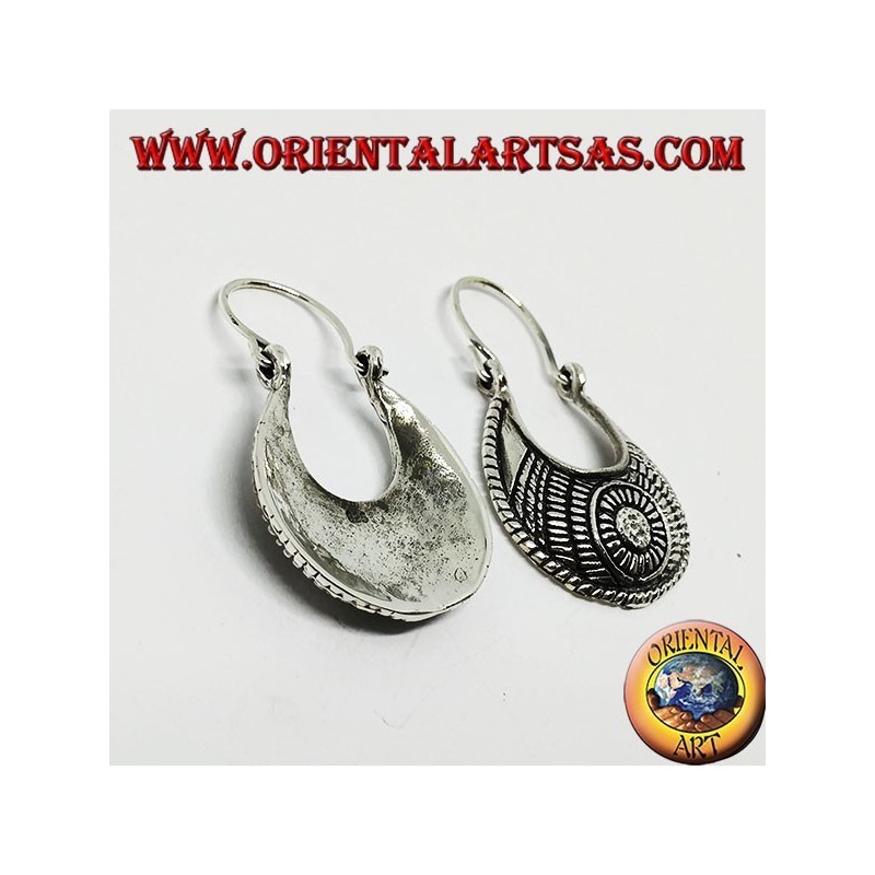 Pendientes tallados en plata con un bolso tallado de estilo étnico.