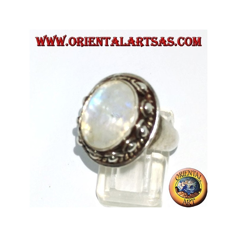Anillo de plata con piedra de luna ovalada de arco iris y engastada con un borde tachonado con puntos
