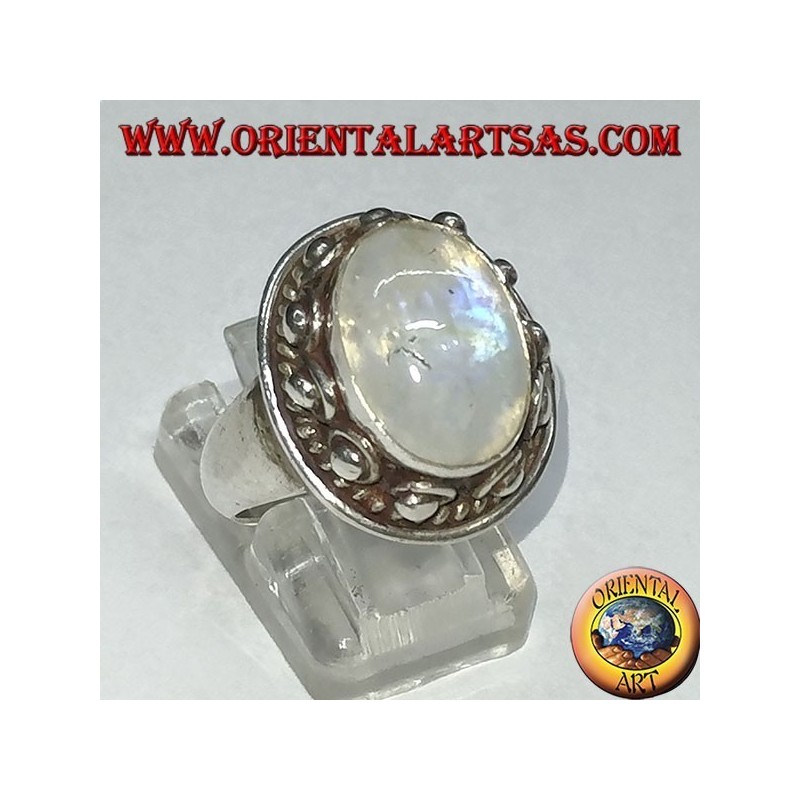 Anello in argento con pietra di luna arcobaleno ovale ed incastonata con un  bordo borchiato a pallini 