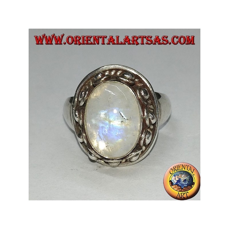 Anillo de plata con piedra de luna ovalada de arco iris y engastada con un borde tachonado con puntos