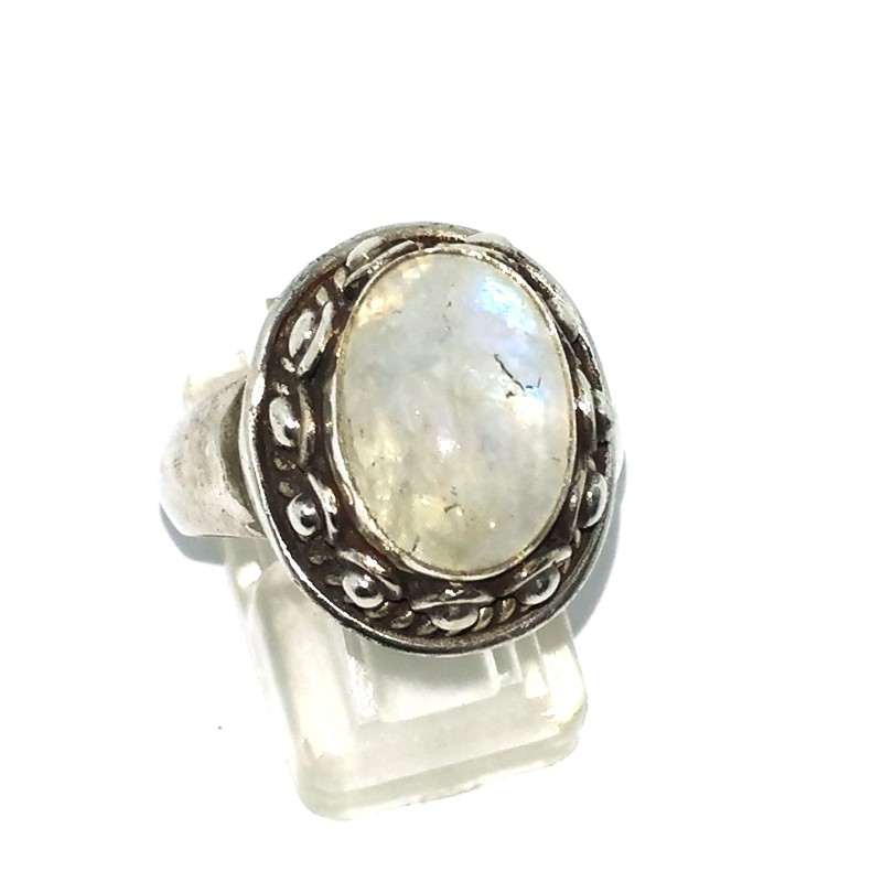 Bague en argent avec pierre de lune arc-en-ciel ovale et sertie d'un bord clouté à pois
