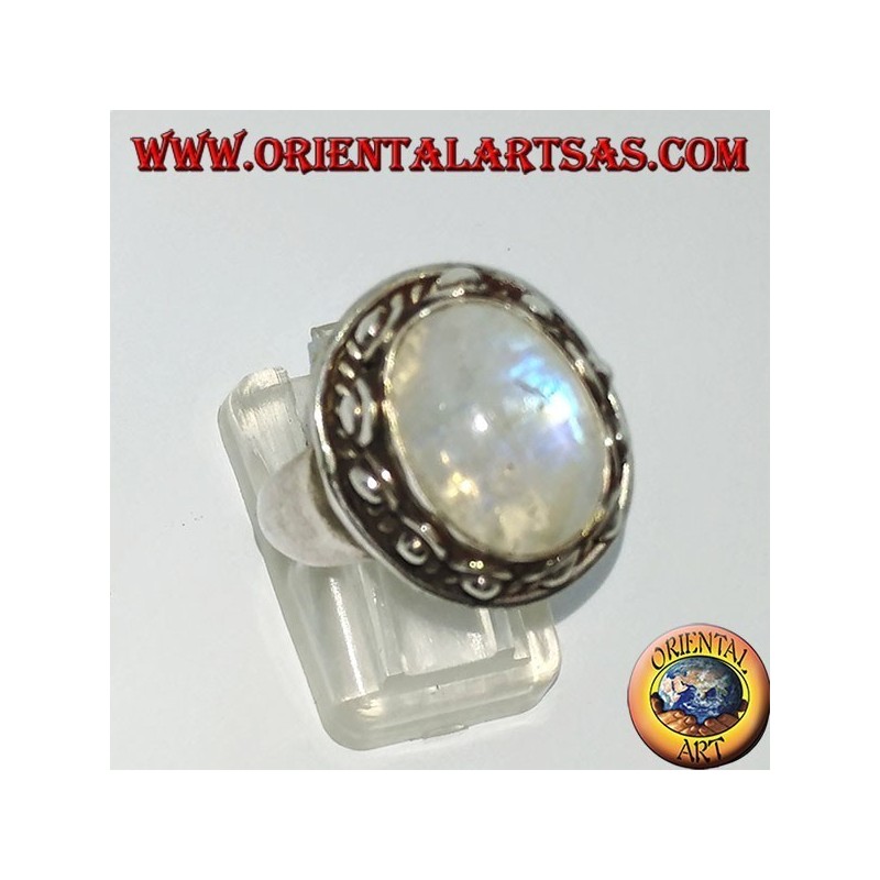 Anello in argento con pietra di luna arcobaleno ovale ed incastonata con un  bordo borchiato a pallini 