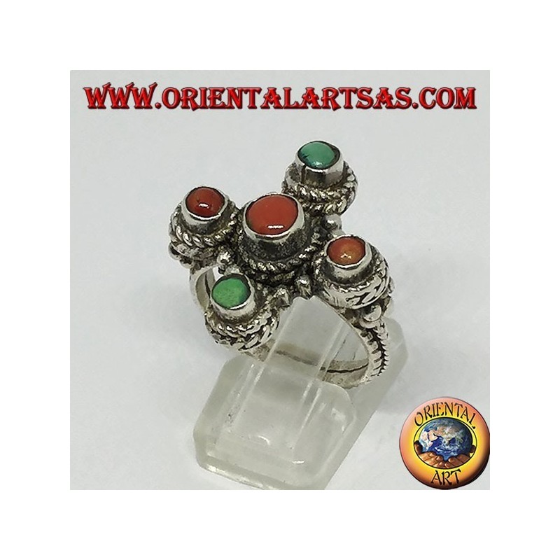 Anillo de plata con forma de cruz con corales naturales y turquesa.