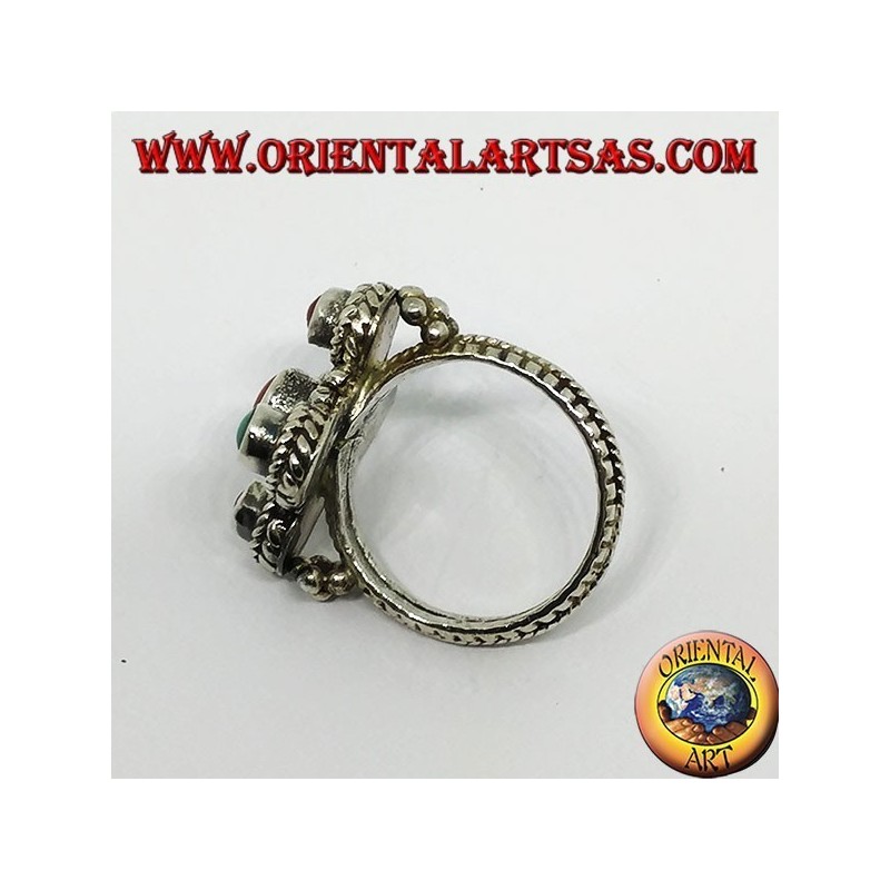 Anillo de plata con forma de cruz con corales naturales y turquesa.