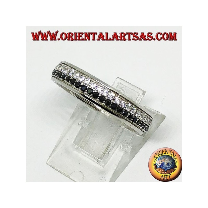 Bague en argent avec deux rangées de zircones cubiques, une de zircons blancs et une de zircons noirs