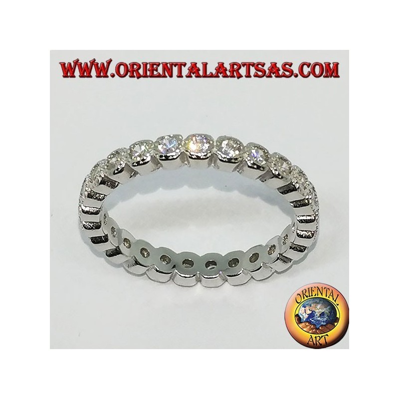 Anillo de plata (anillo de bodas) con circonitas engastadas individualmente.