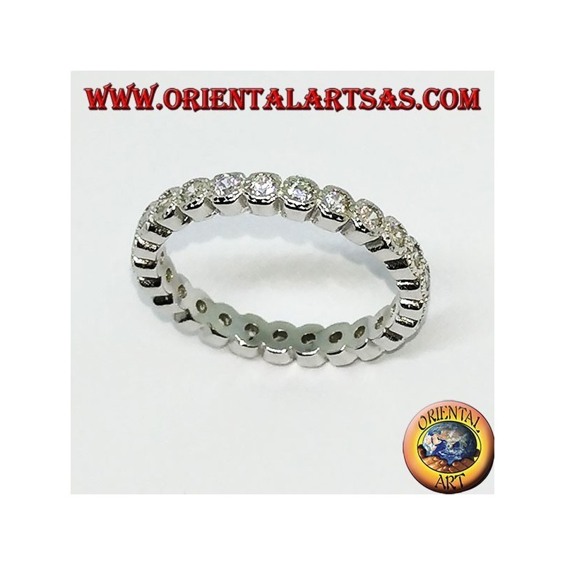 Anillo de plata (anillo de bodas) con circonitas engastadas individualmente.