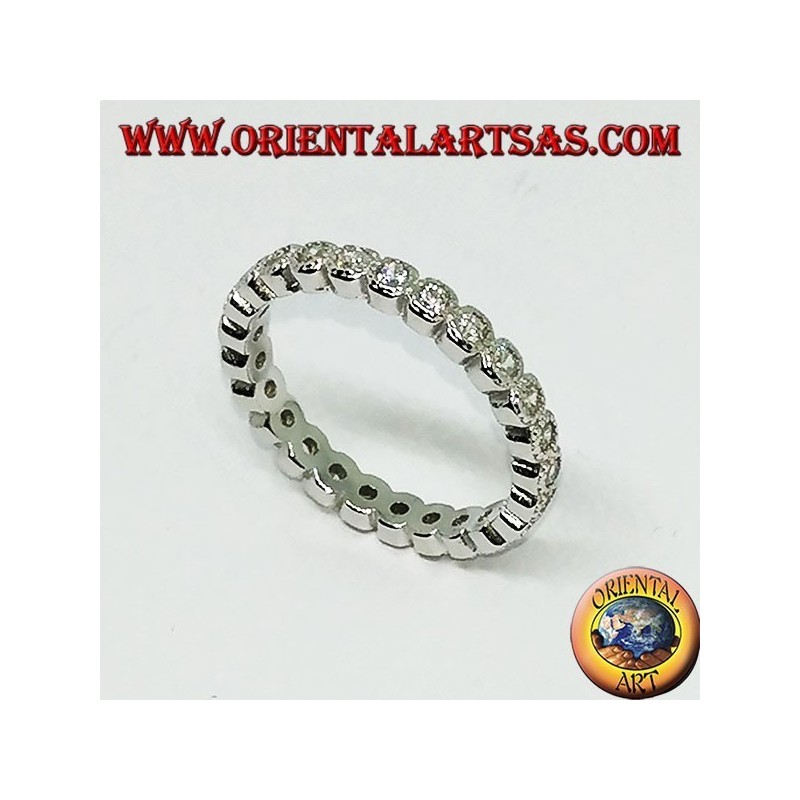 Anillo de plata (anillo de bodas) con circonitas engastadas individualmente.