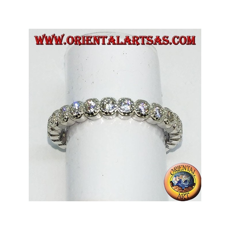 Anillo de plata (anillo de bodas) con circonitas engastadas individualmente.