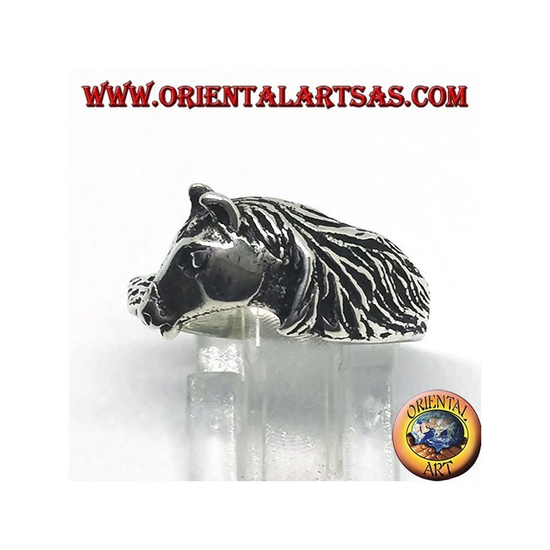 Anillo de plata de una cabeza de caballo con una crin.