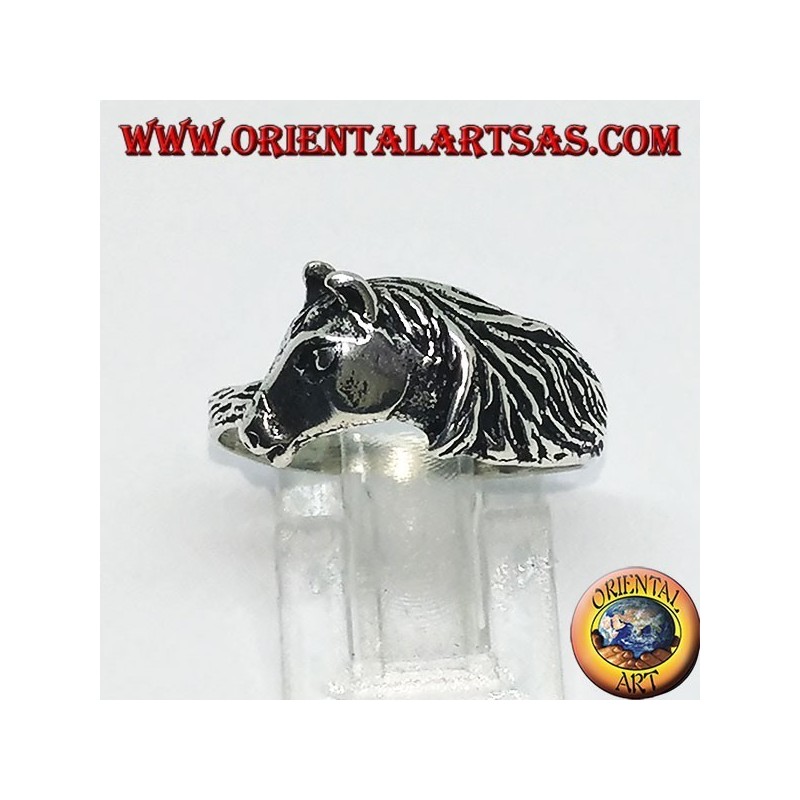 Anillo de plata de una cabeza de caballo con una crin.