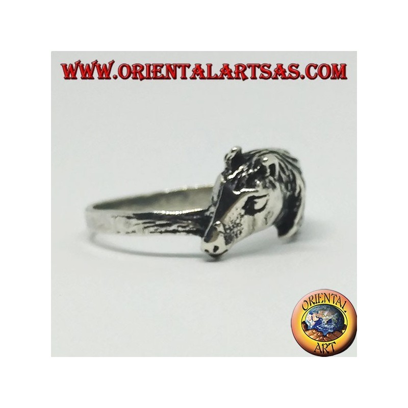 Anillo de plata de una cabeza de caballo con una crin.