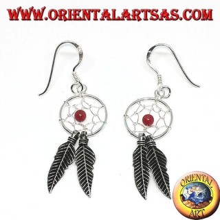 Pendientes en plata atrapasueños pequeños con bola de coral rojo.