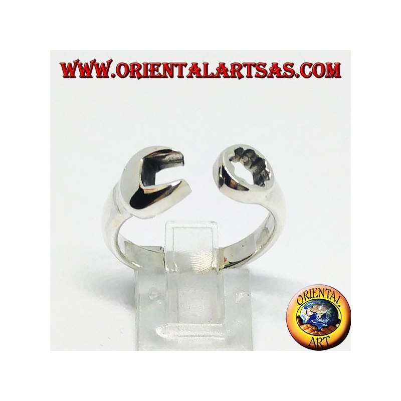 Anillo de plata con forma de llavero y horquilla combinados con un mecánico.