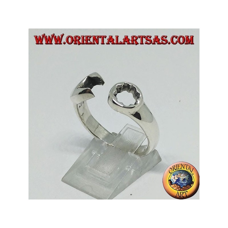 Anello in argento a forma di chiave ad anelli eda forchetta combinata da meccanico