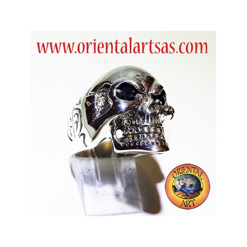Anello in argento teschio con occhi di granato
